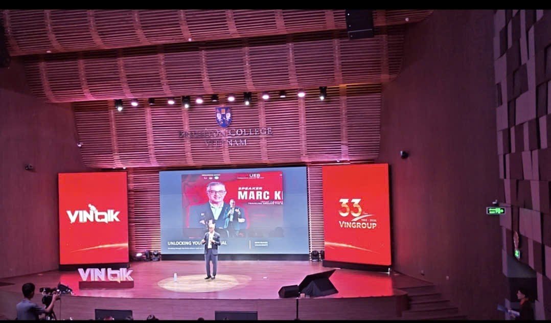Marc Kramer on stage at Vinschool
